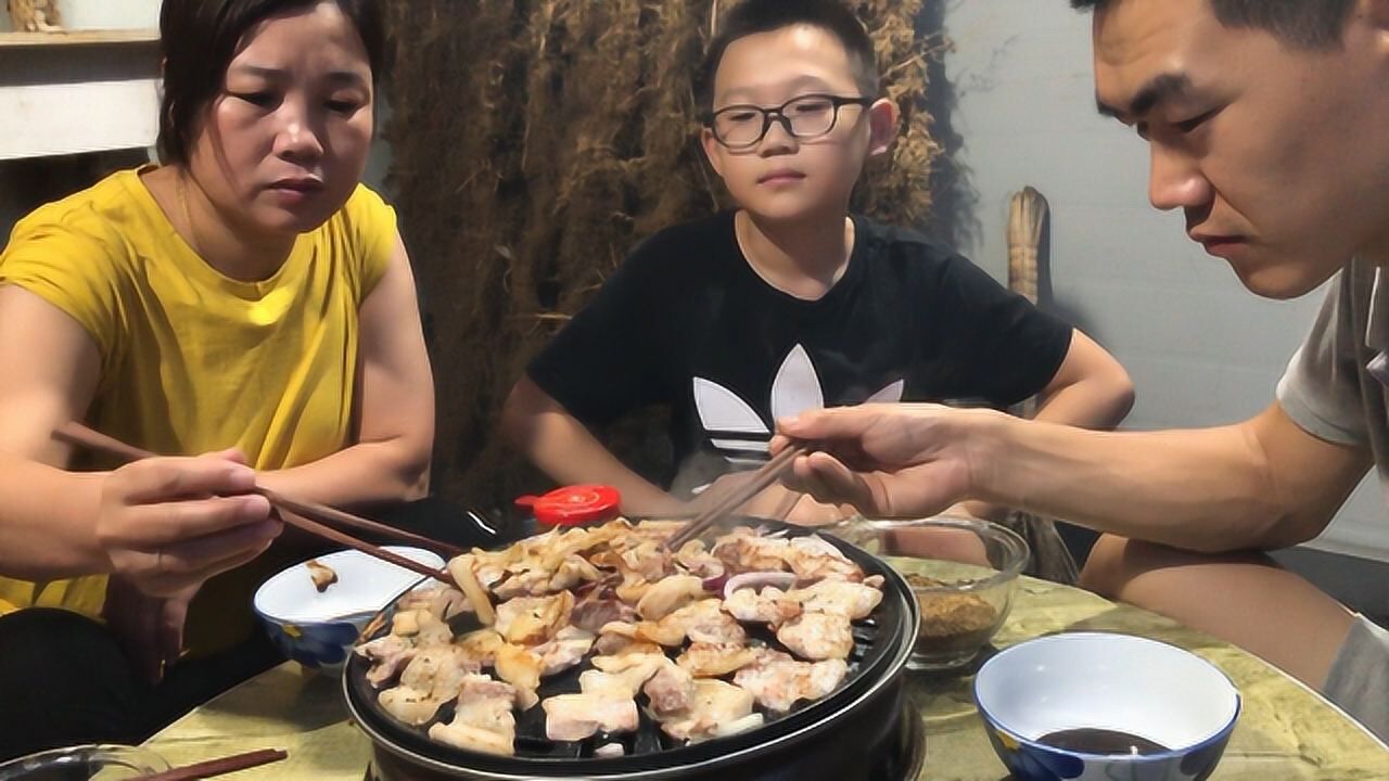 阿远请小姑吃烤肉,五花肉,牛肉可劲儿吃,吃完再来几只虾