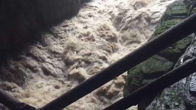 暴雨湍急!湖北利川腾龙洞景区临时关闭:水流太湍急