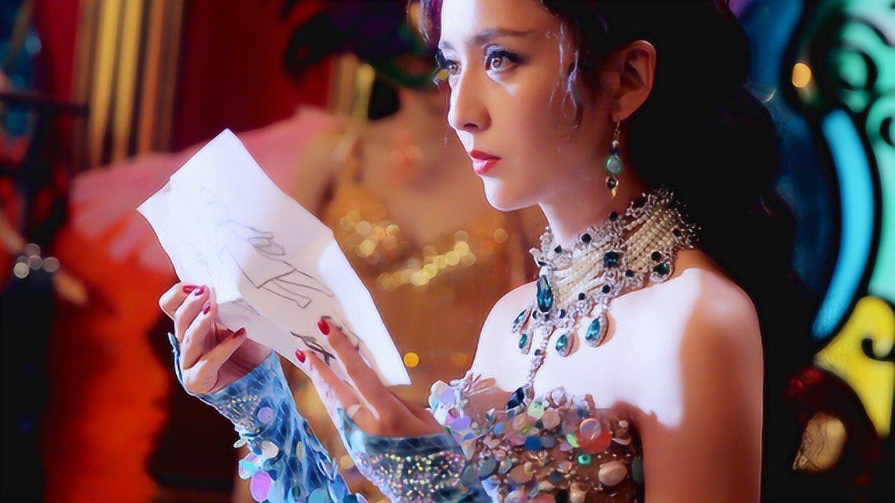 佟丽娅罕见裹浴巾出境全程没有多余镜头观众看得很过瘾