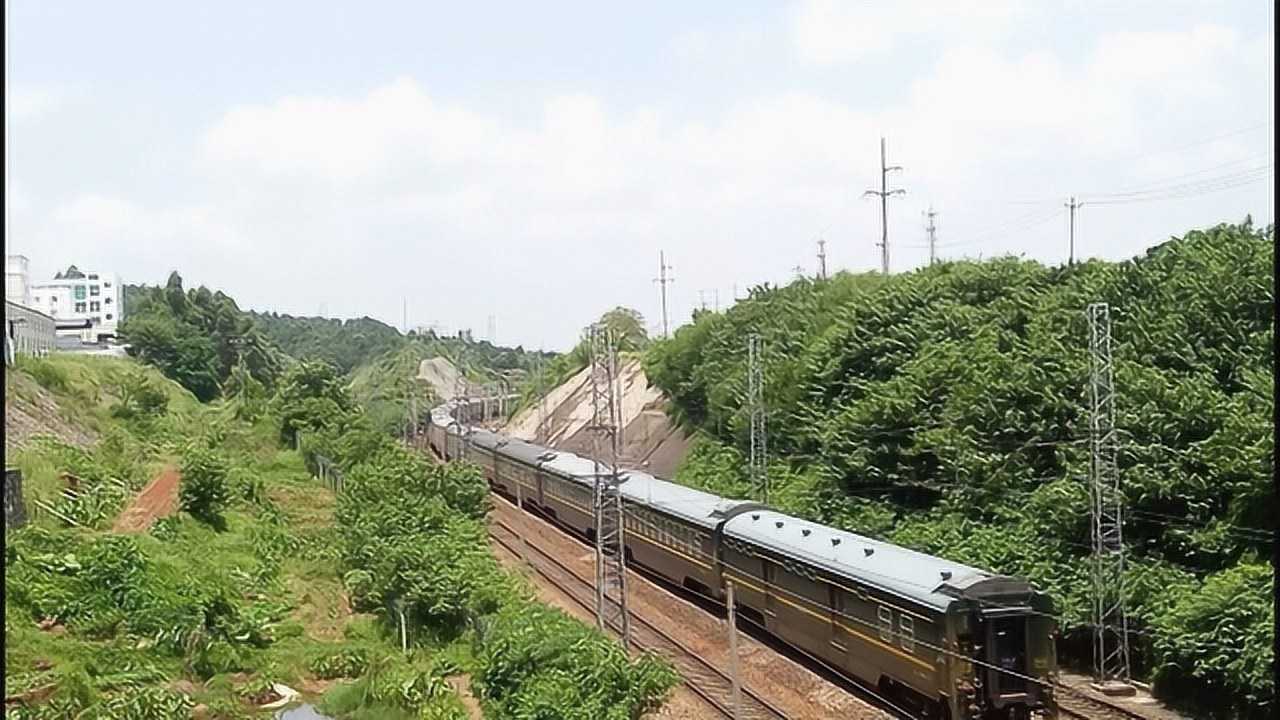 海口-哈爾濱西z112次列車通過京九鐵路贛州高新區段