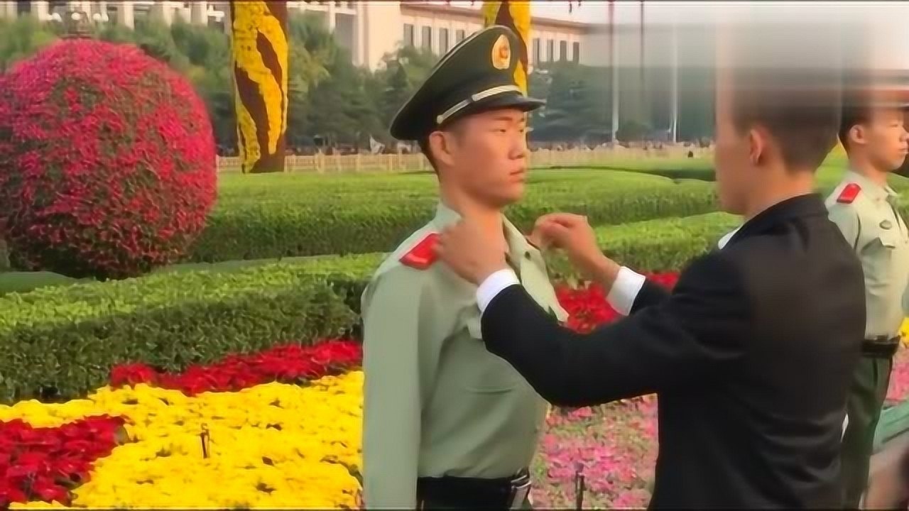大檐帽上有国徽必须摆正黑衣人为武警整理形象认真的样子好帅