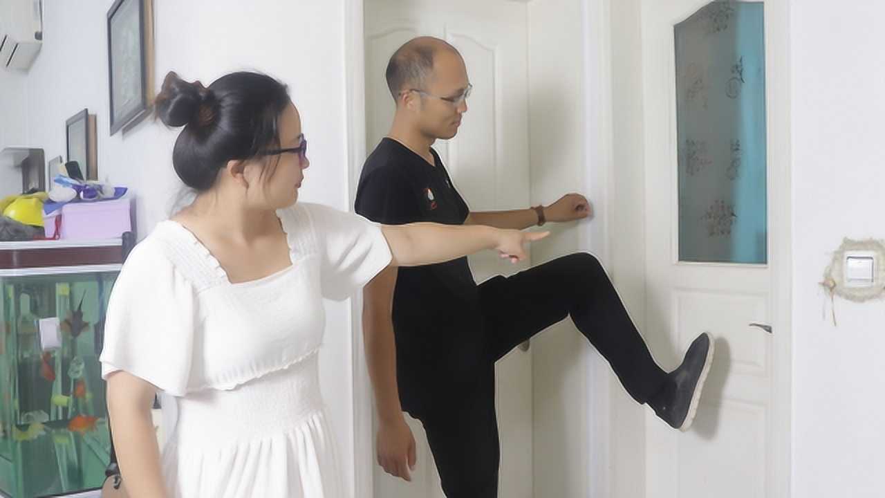 保姆给孩子洗澡一个小时夫妻俩起疑踹开卫生间门后却要感谢她