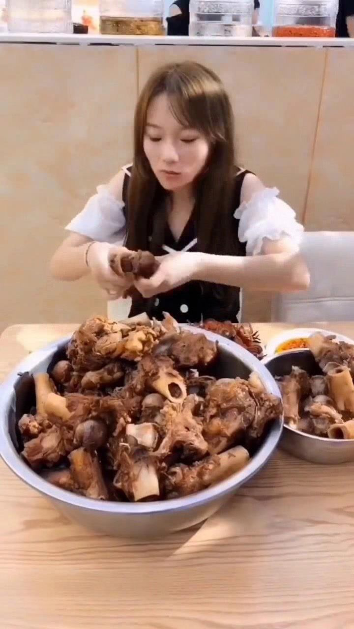 老板刚送走大胃王泡泡龙又来了个大胃王猪小妹这下亏大了