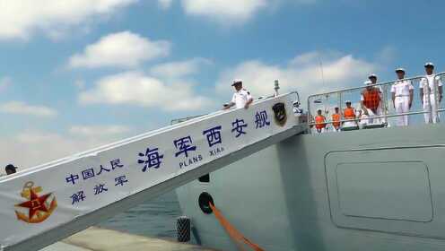 中国海军西安舰抵达埃及亚历山大港 数百人迎接 官兵挥手致意
