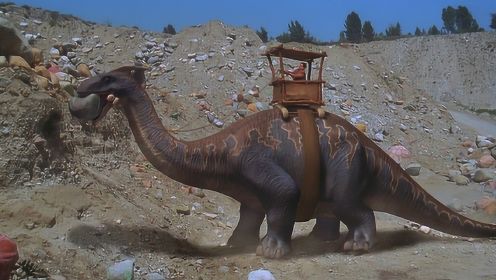 恐龙被原始人当宠物饲养，作为挖掘机拼命干活，一部搞笑动物电影