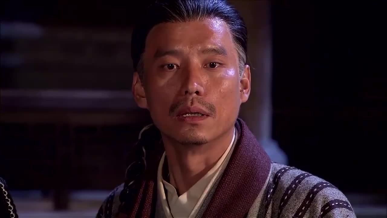 李晨来龙门镖局替白眉报仇,吓得大家都往后退,当家的却倒霉了