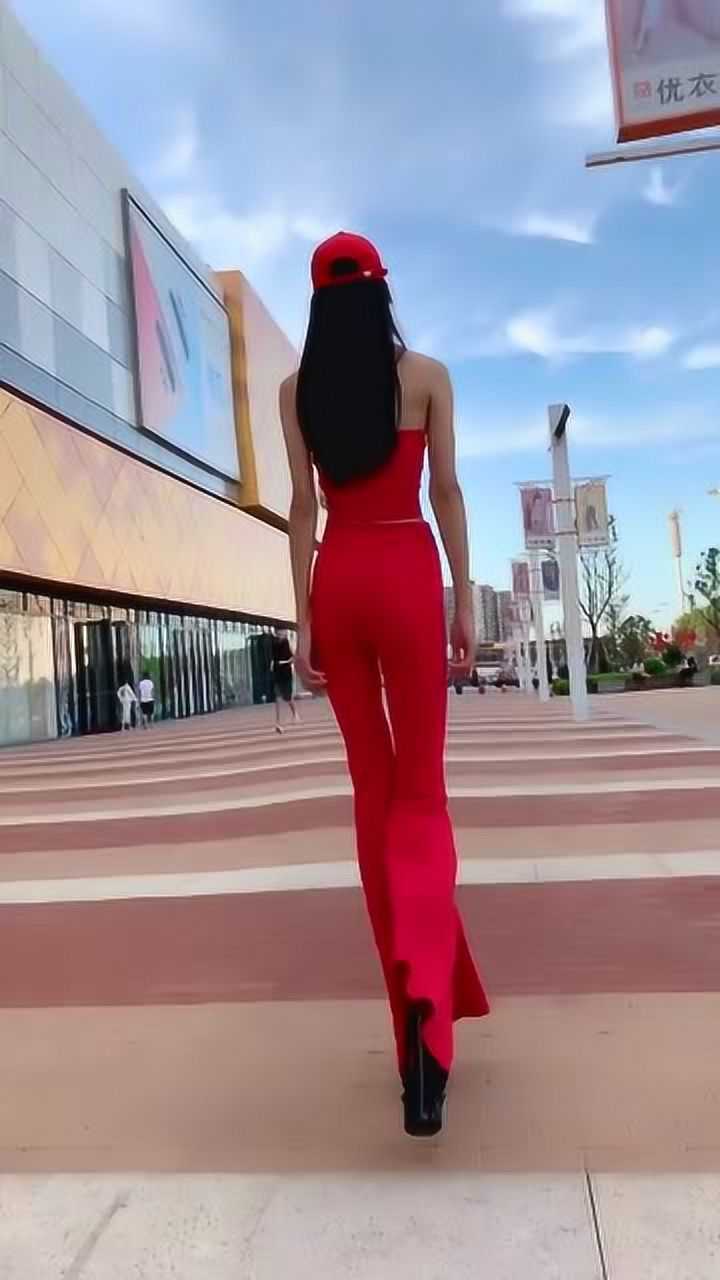 街上2米高的女巨人小伙直接被吓倒地太雷人了