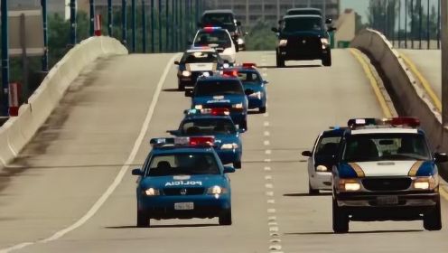 《速度与激情5》范迪塞尔仅凭一人之力，撞飞11辆追捕的警车！