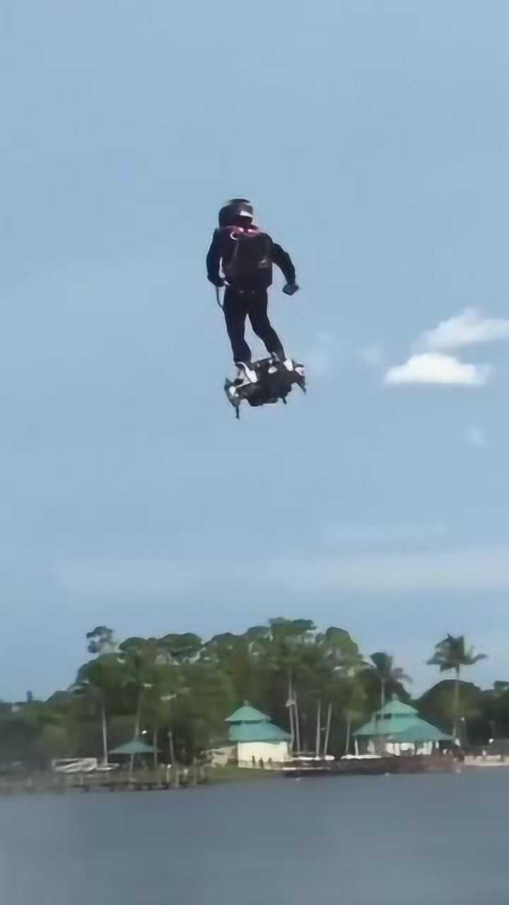 飞行滑板,平衡力非常好才行!真想体验一下!