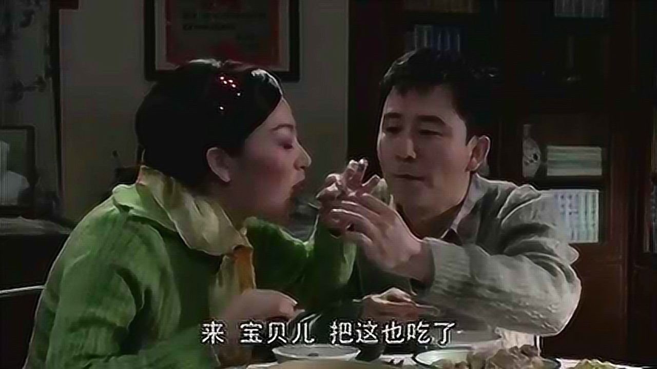 《小麦进城》大儿媳在阳台吃面条,二儿媳却在吃排骨