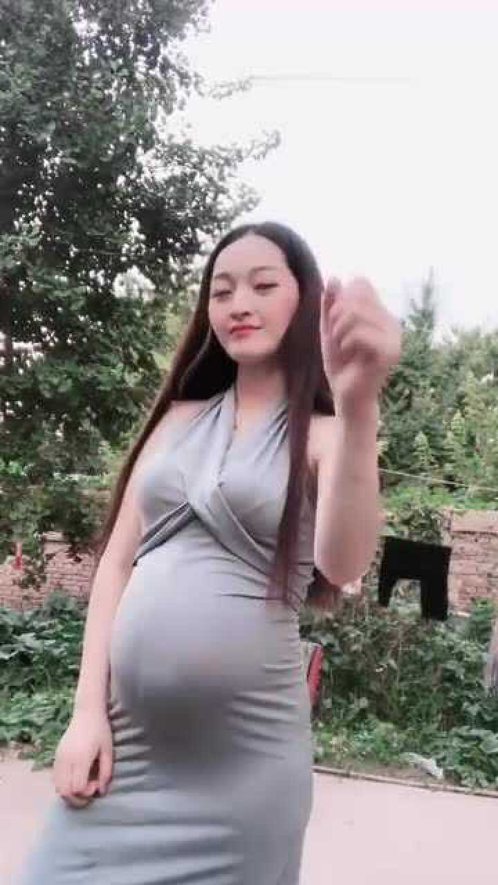 坚定!孕妇挺着肚子上下"生龙活虎"-第1张图片-寻思网