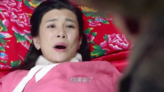 雪地娘子军:一对男女躺在床上,进来一位青年产生了误会