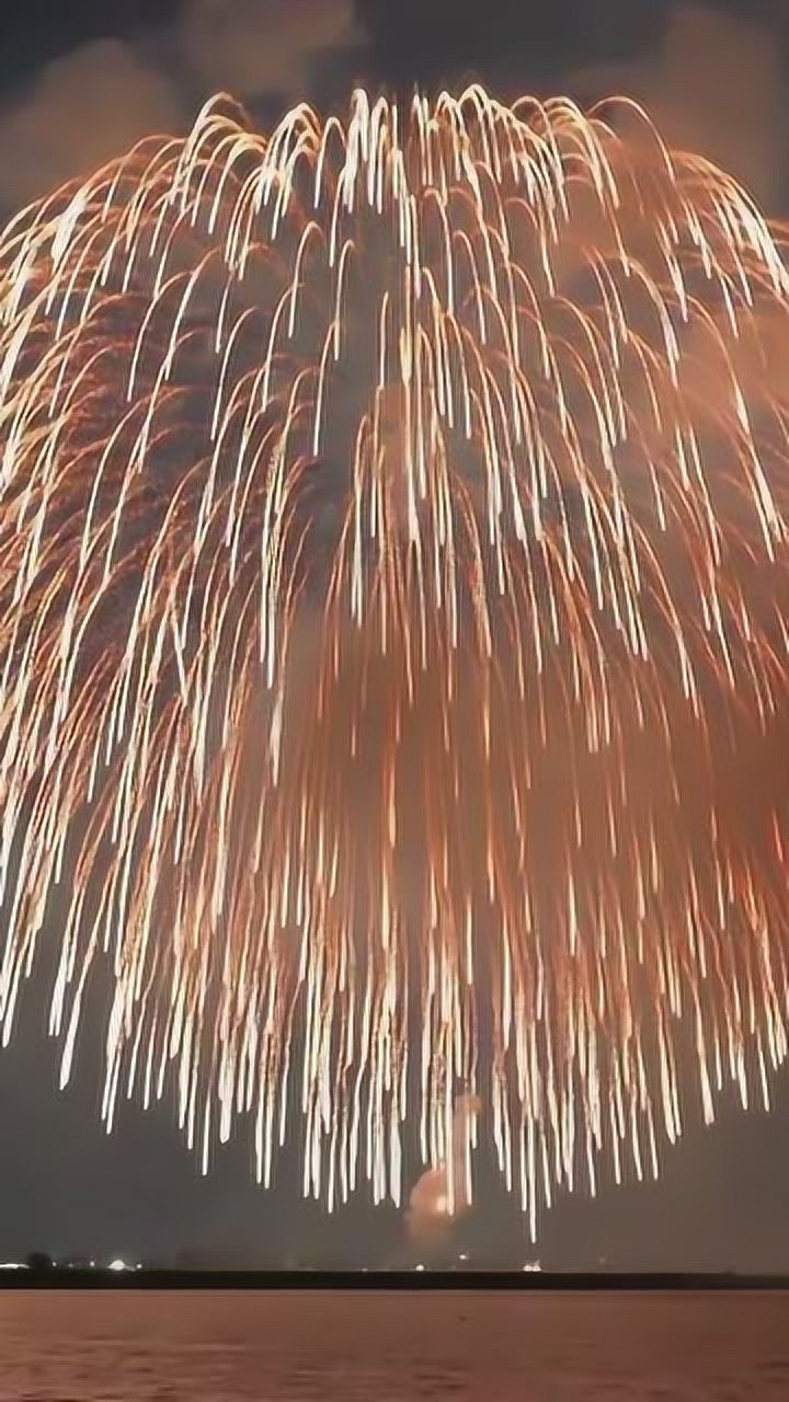 三尺玉一个烟火价值五位数而且有钱也买不到