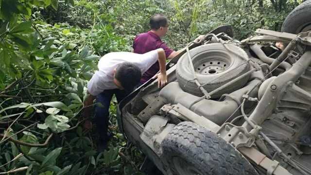 惨烈!广西桂林一中型客车翻下50米山崖,致3死11伤