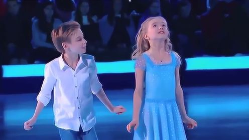 俄罗斯儿童花样滑冰节目上，女孩跳了一段让人怦然心动的冰上舞蹈