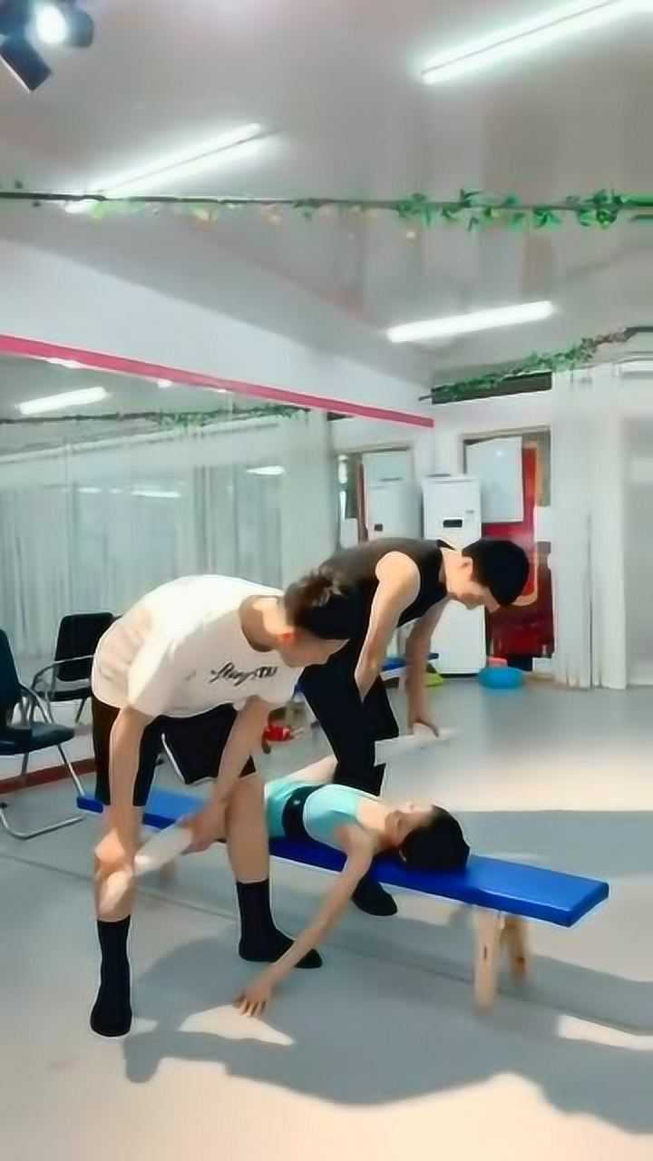 舞蹈生最悲催的时刻竟然两个男生帮压腿这画面简直辣眼睛