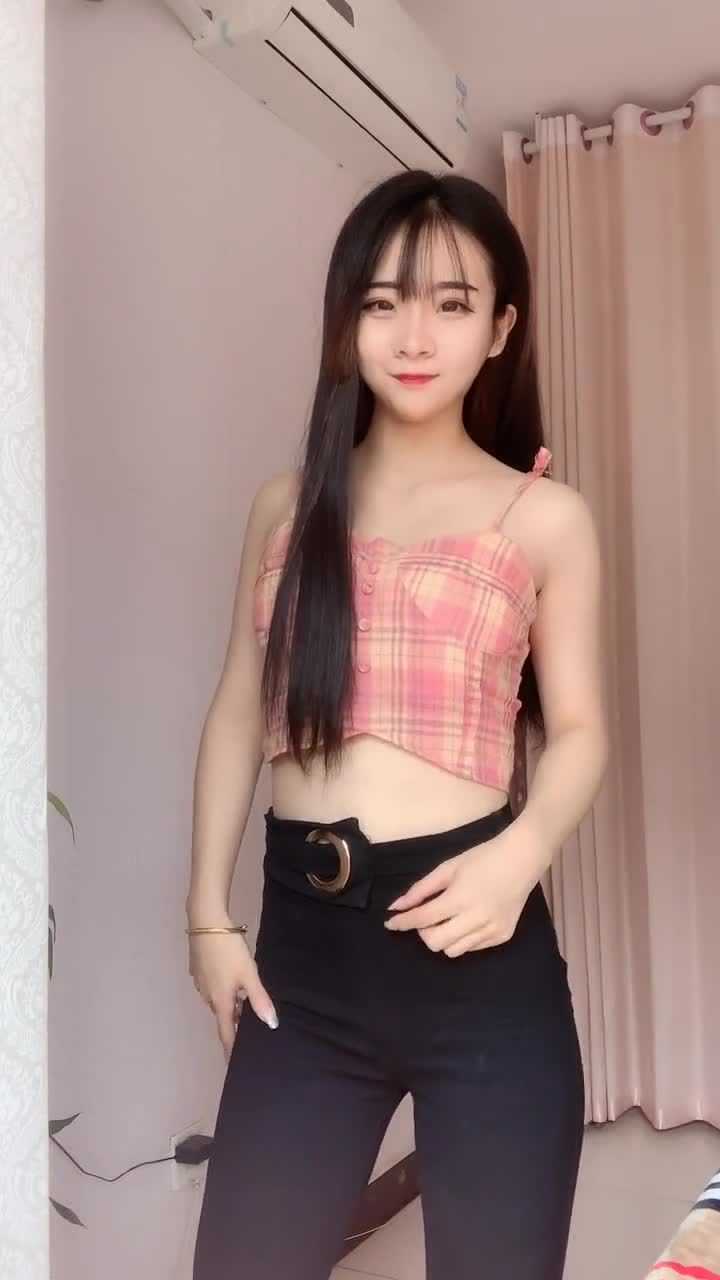 小美女性感吊带紧身裤显得身材真美_腾讯视频
