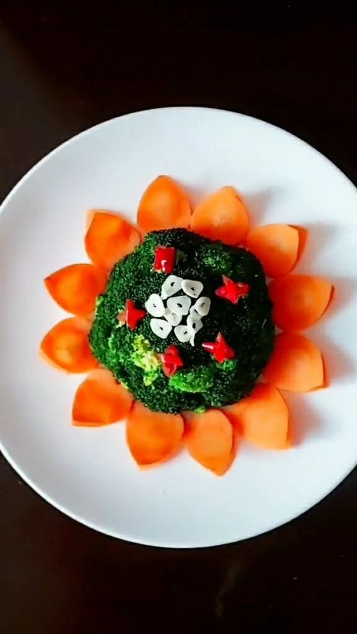 西蓝花胡萝卜做的摆盘大家觉得漂亮吗