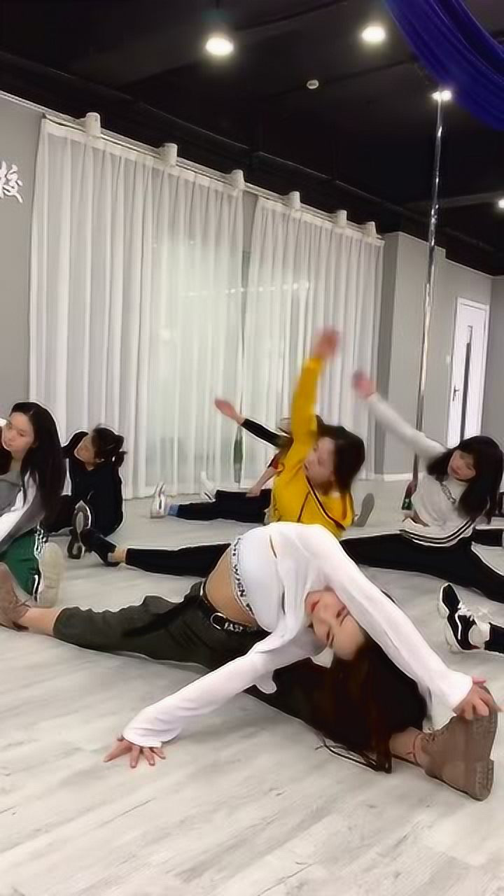 舞蹈老师不愧是舞蹈老师这么难得一字马很轻松就做到了