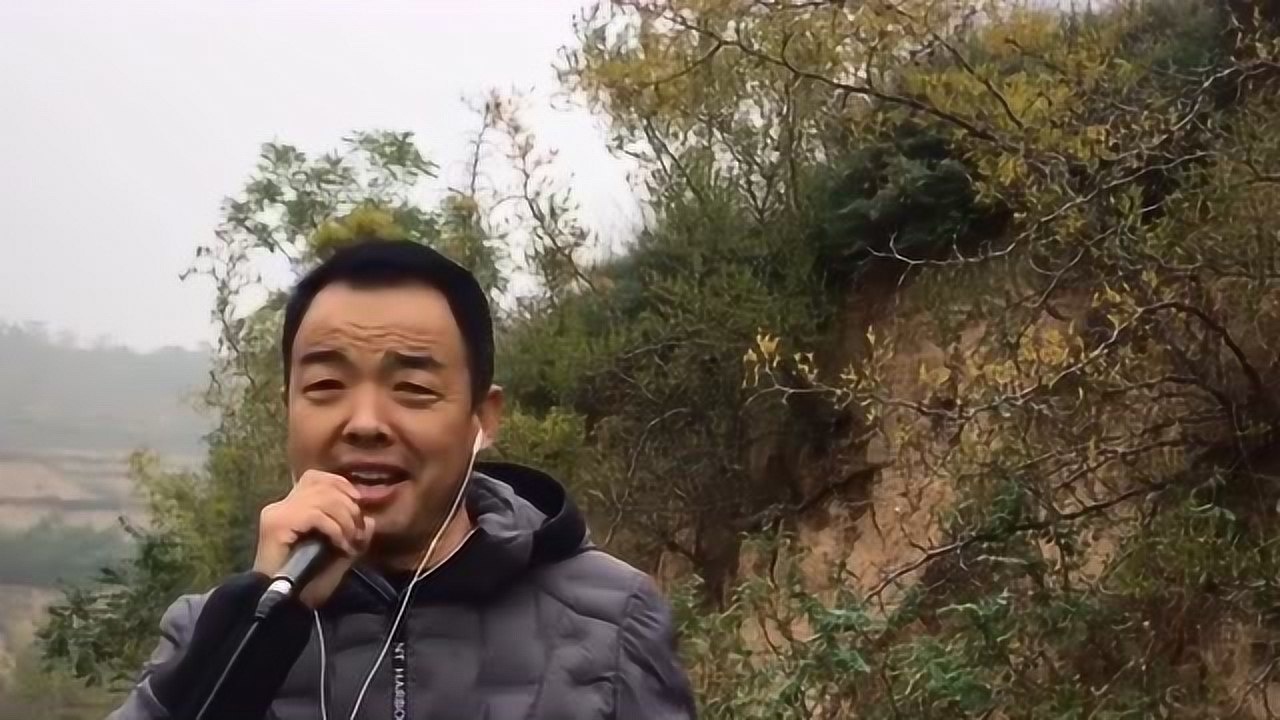 大山里的好声音大叔演唱歌曲又见山里红风景怡人歌声美
