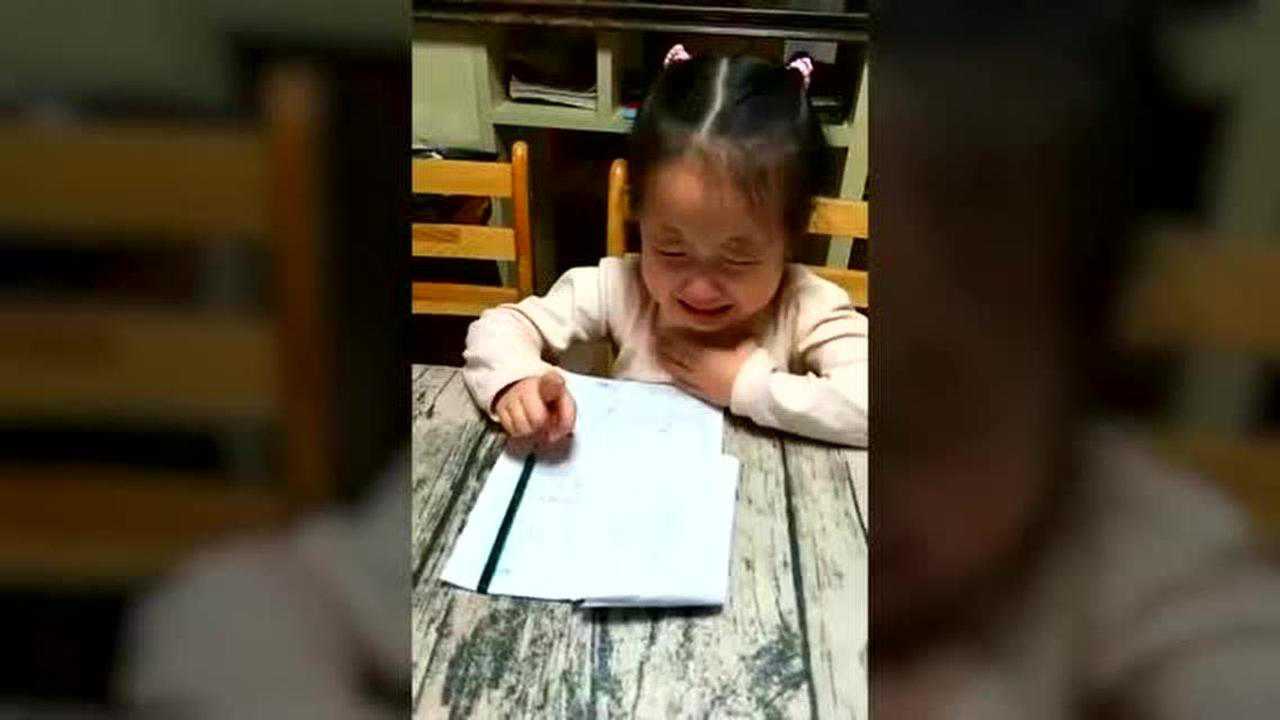 小姑娘写作业太喜人了边哭变划拳你这算数是酒鬼教的吧