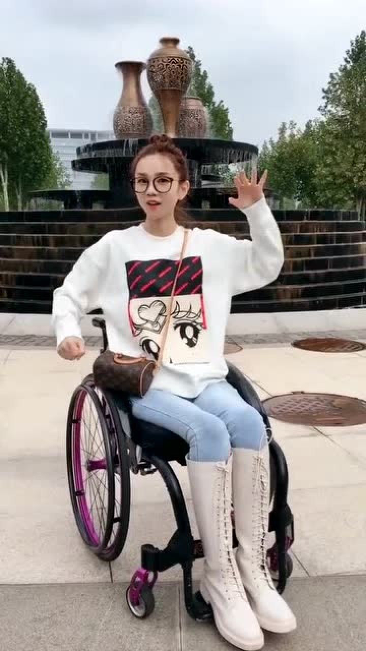轮椅李晓梅图片
