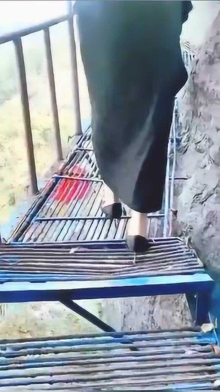 老婆穿高跟鞋来爬山,结果根本走不动像这种的都算是绝世高手了