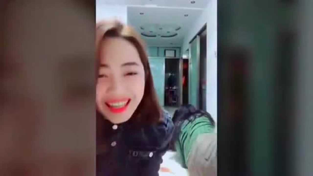 美女一开口,下一秒后面就喷水了_高清