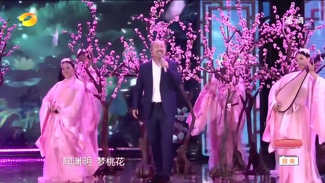 这边张碧晨深情演唱,那厢腾格尔乱入画面,哈哈