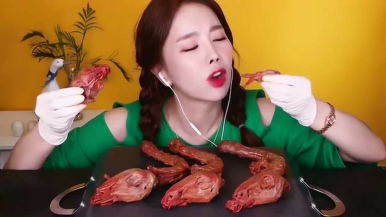 【大口吃播】素英小姐姐吃中国鸭脖,好吃到想流泪啊