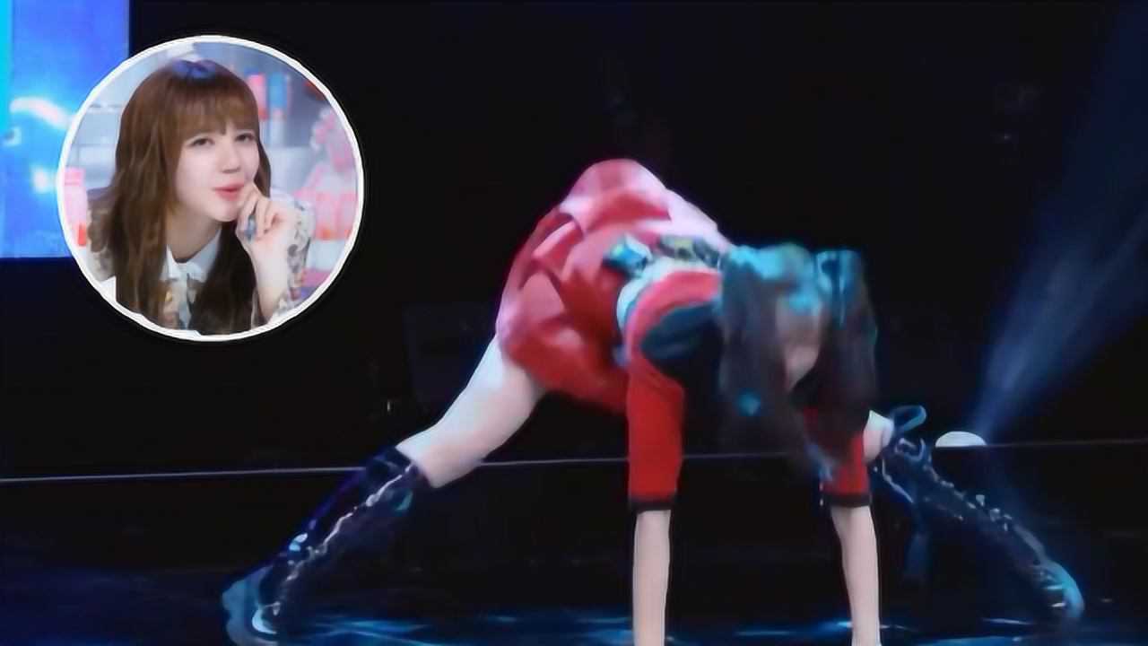 虞书欣初舞台秀实力穿短裙直接劈叉无压力lisa惊讶到捂嘴