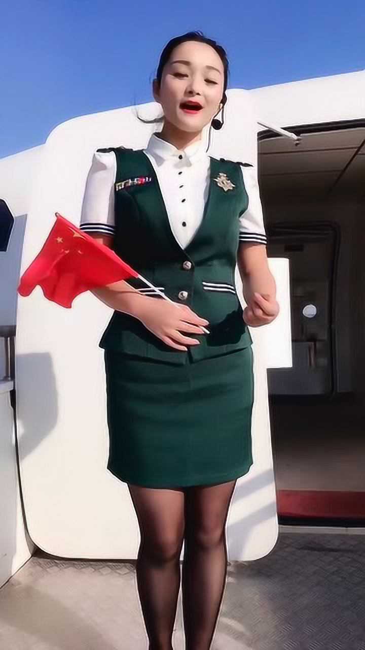 美女空姐深情演唱歌曲一首人不仅漂亮歌曲也优美