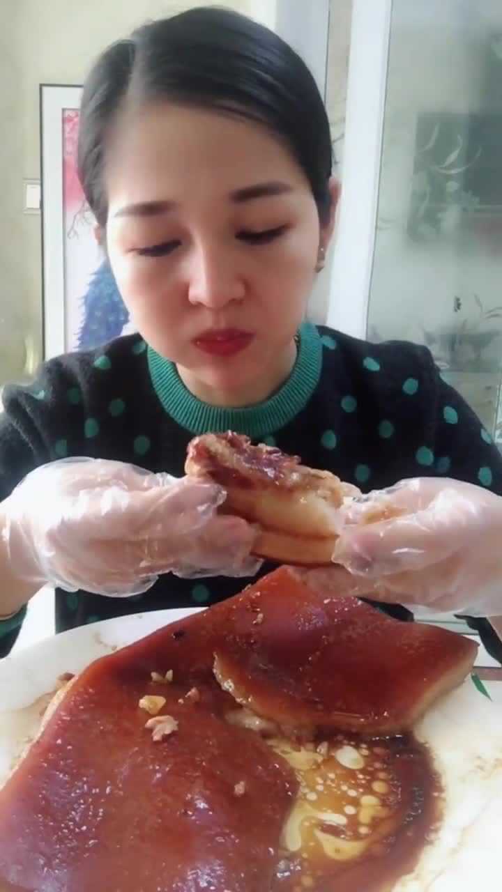 最近这个吃播美女火了肥肉吃出这样的感觉这吃相好馋人