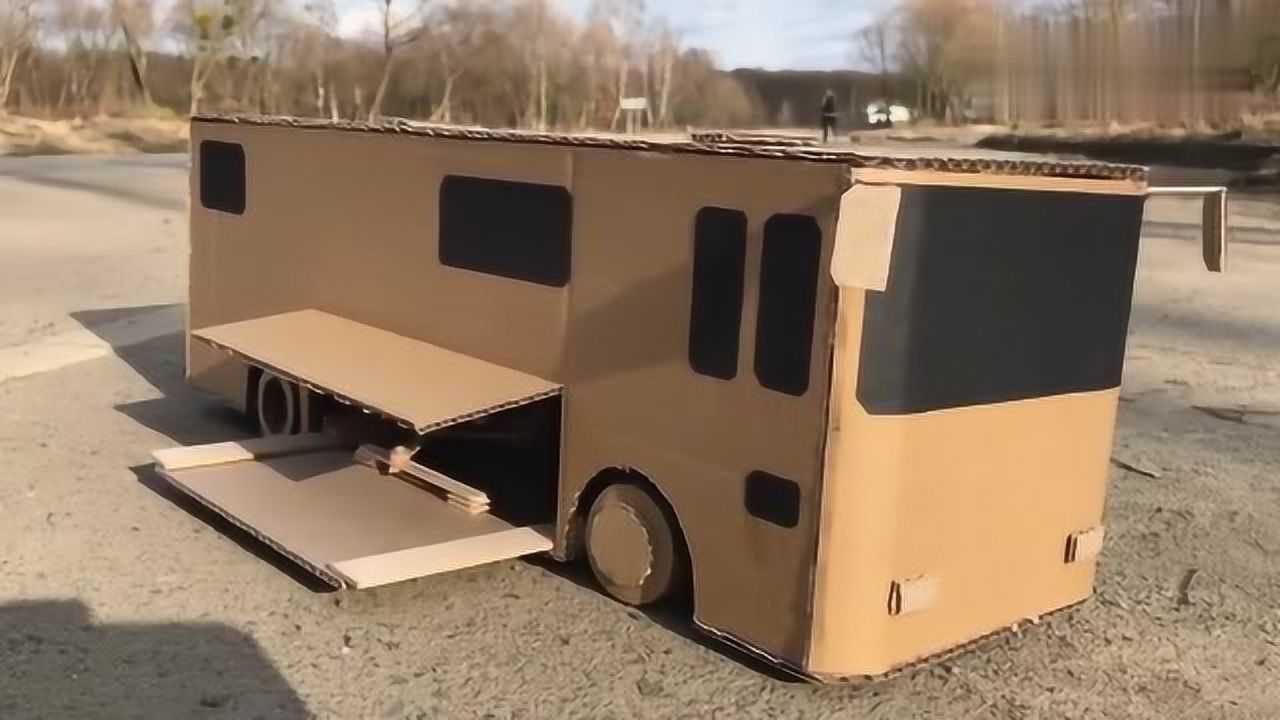 小伙用纸板制作电动大巴车还能放进一辆玩具车真是个天才