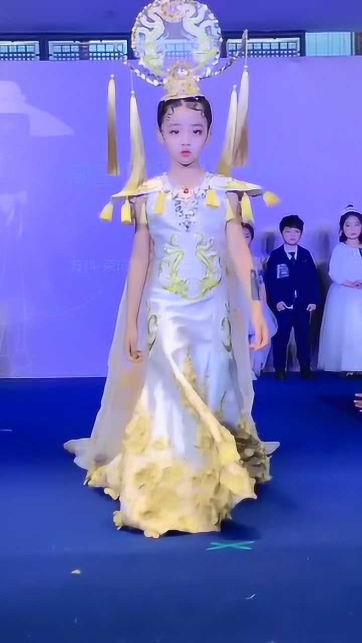 童模焱娃娃走秀现场气场太强大了瞬间把别人比下去了