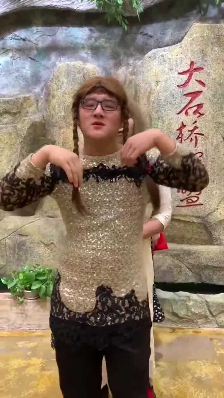 小伙们男扮女装演唱果然男人妖娆起来就没女人什么事