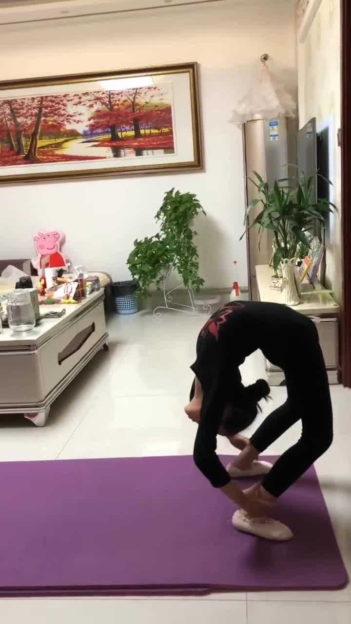 小萝莉在家练习下腰好软的身体