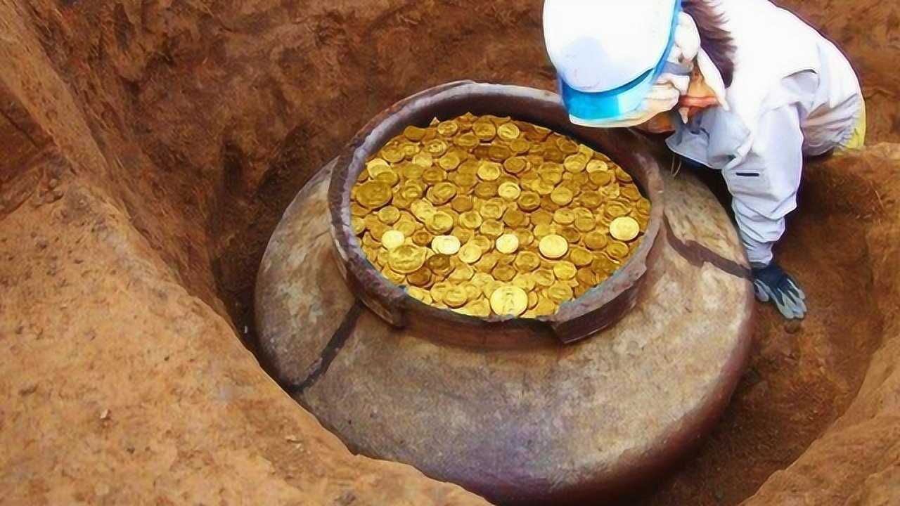 小伙在树根下挖到宝箱打开竟是满满一缸的金币这回赚大发了