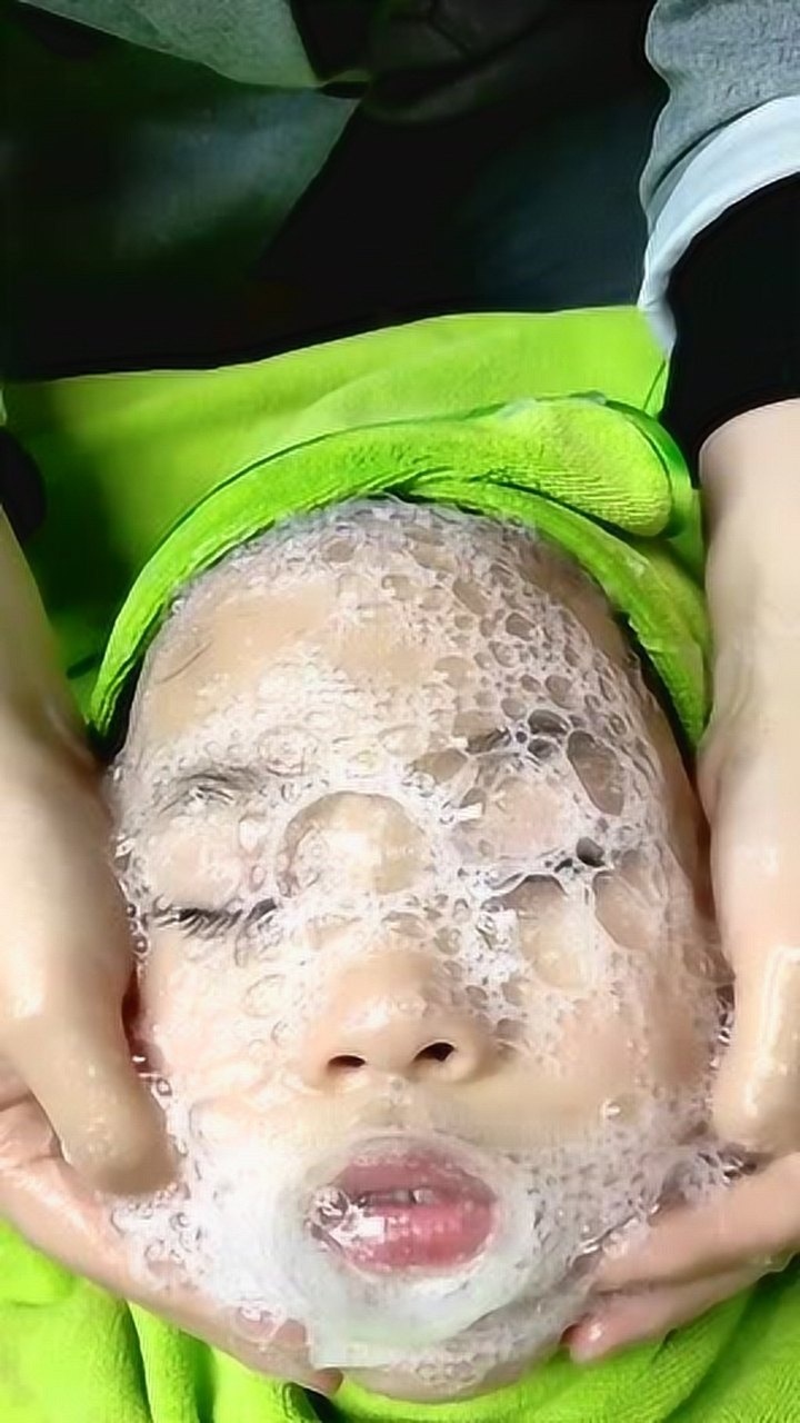 美容院芦荟灌肤过程难怪小孩子都喜欢看着太过瘾了