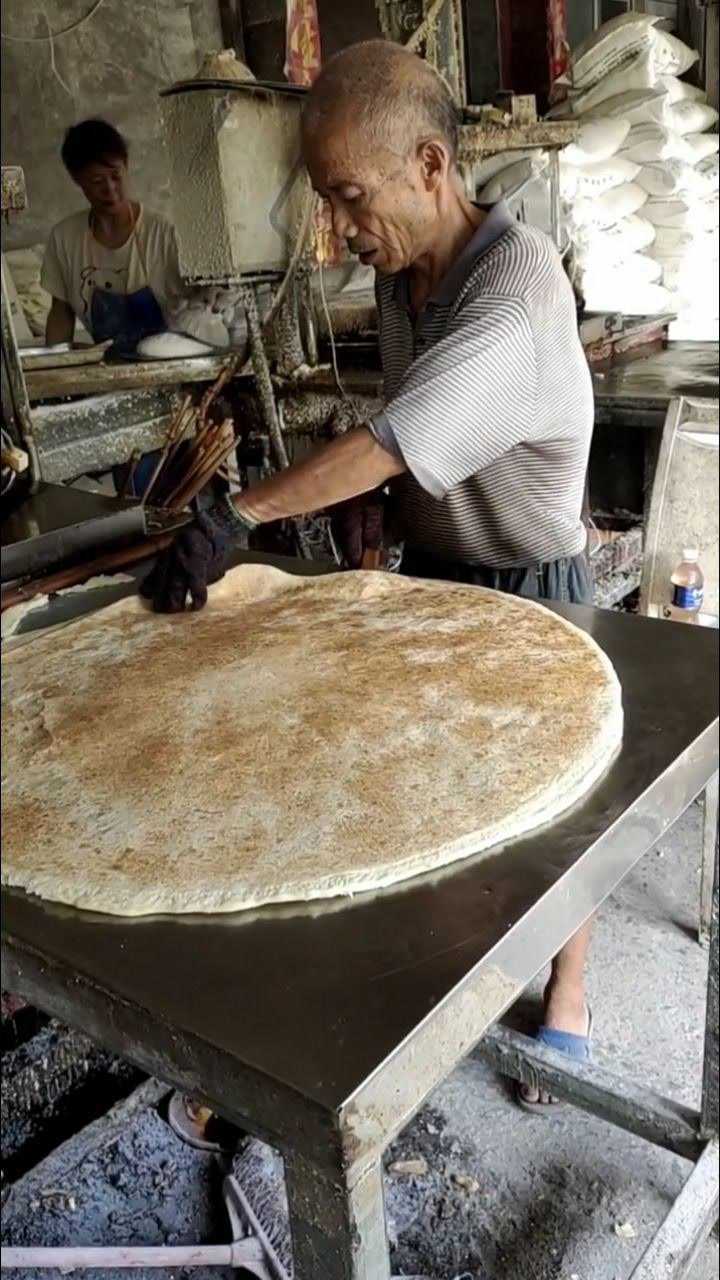 原来大烙饼是这么做的咋戴这样的手套呢让人咋吃啊