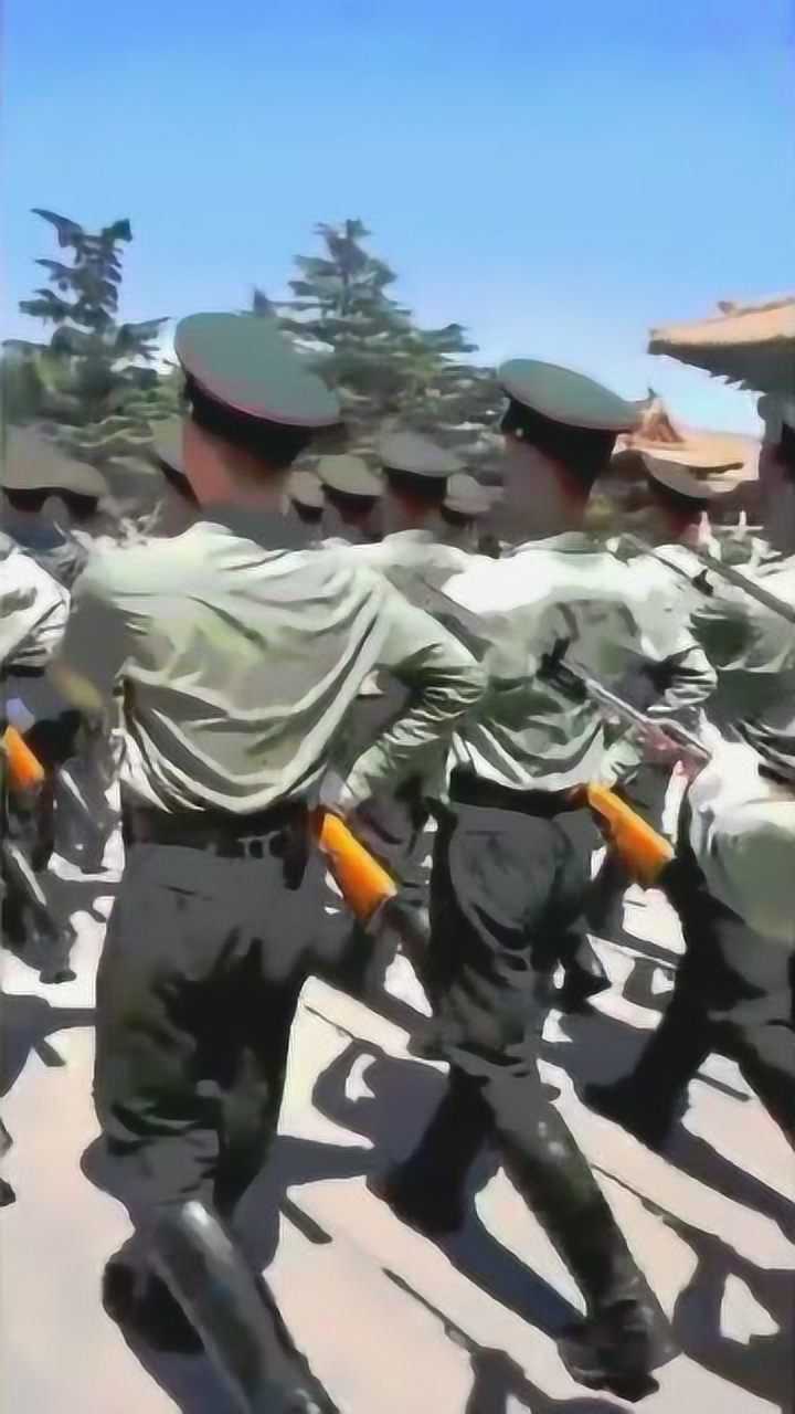 三军仪仗队军人走正步,步伐一致,太震撼了!