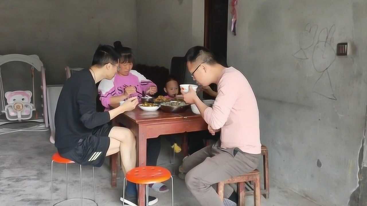 90后宝妈雯雪:两个女婿都在家,午餐三菜一汤,这伙食真不错