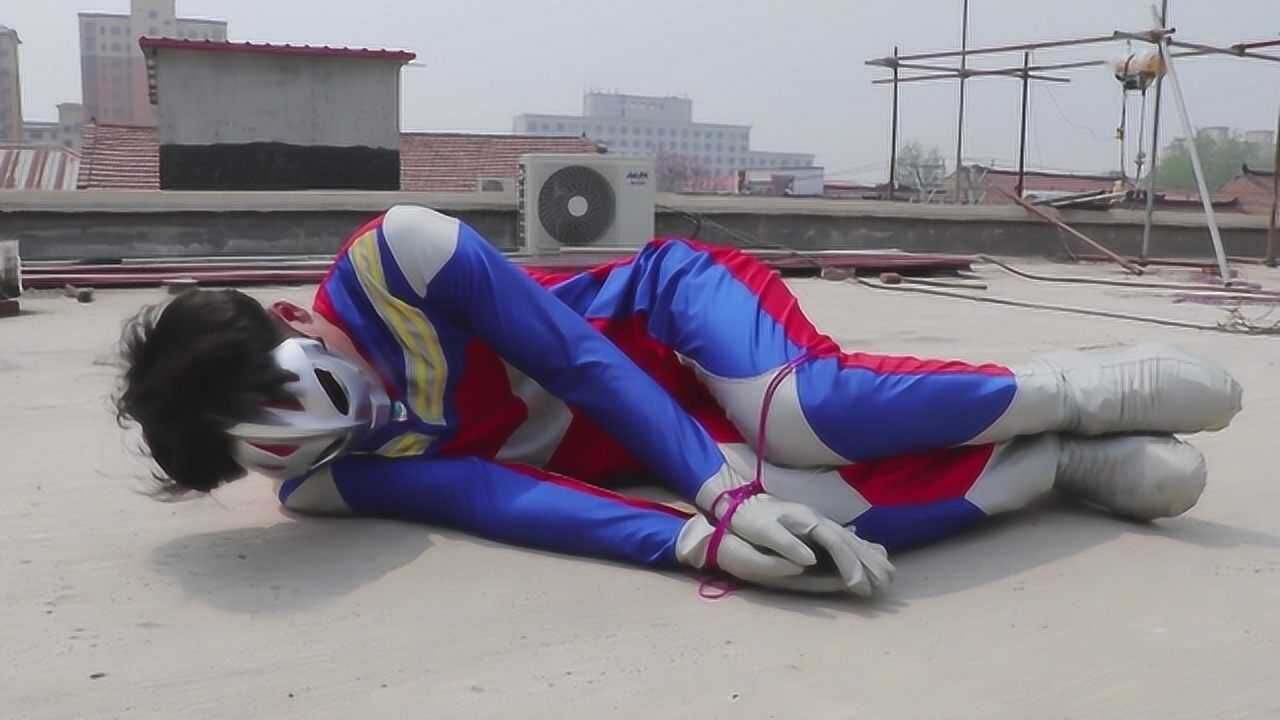 奥特曼真人版奥特曼在天台睡觉不料被怪兽绑住了手脚