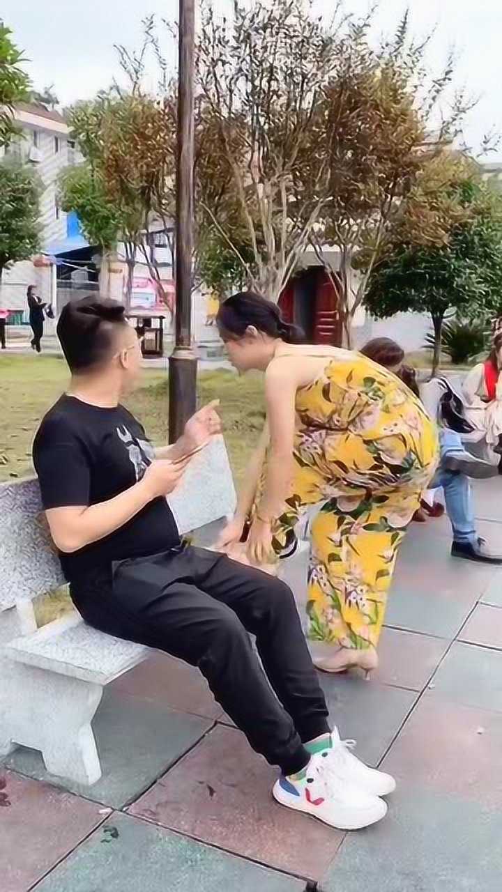 美女公共场合脱鞋就算是美女也不能这样小伙的做法真棒