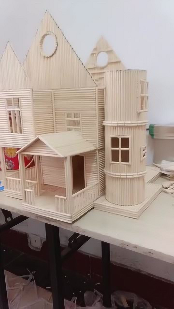 小伙用筷子做的城堡,看到成品后,网友:独一无二的