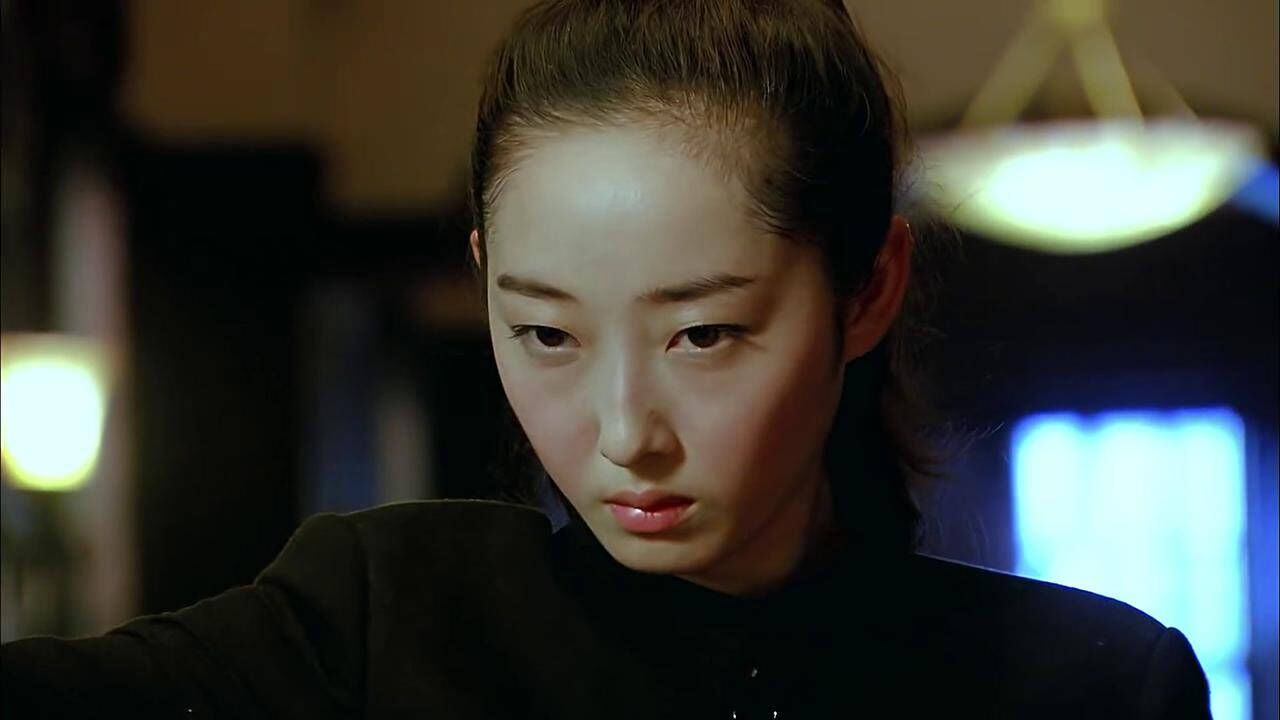 绝命追踪美女深入敌营没想到中了陷阱被他们抓走