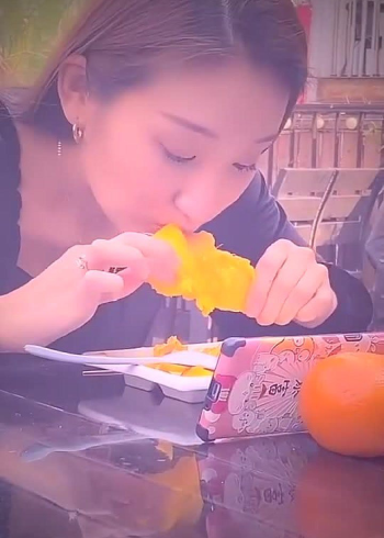 搞笑#如何优雅的吃芒果,芒果是怎么变味的