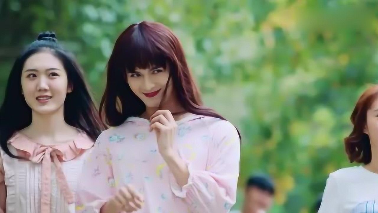 小伙男扮女装走在大街上立马成为焦点这装扮太辣眼睛了