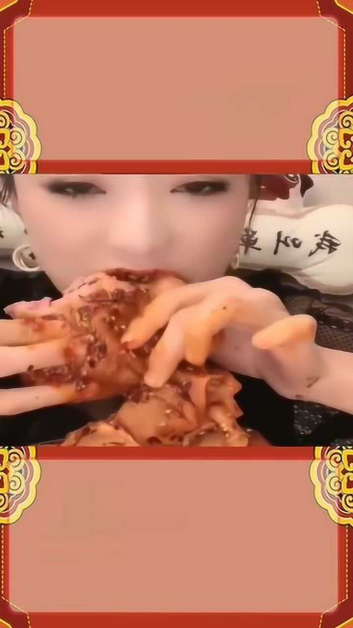 美女挑战吃肚包羊脑,一口下去竟然还拉丝,馋得我直吞口水!