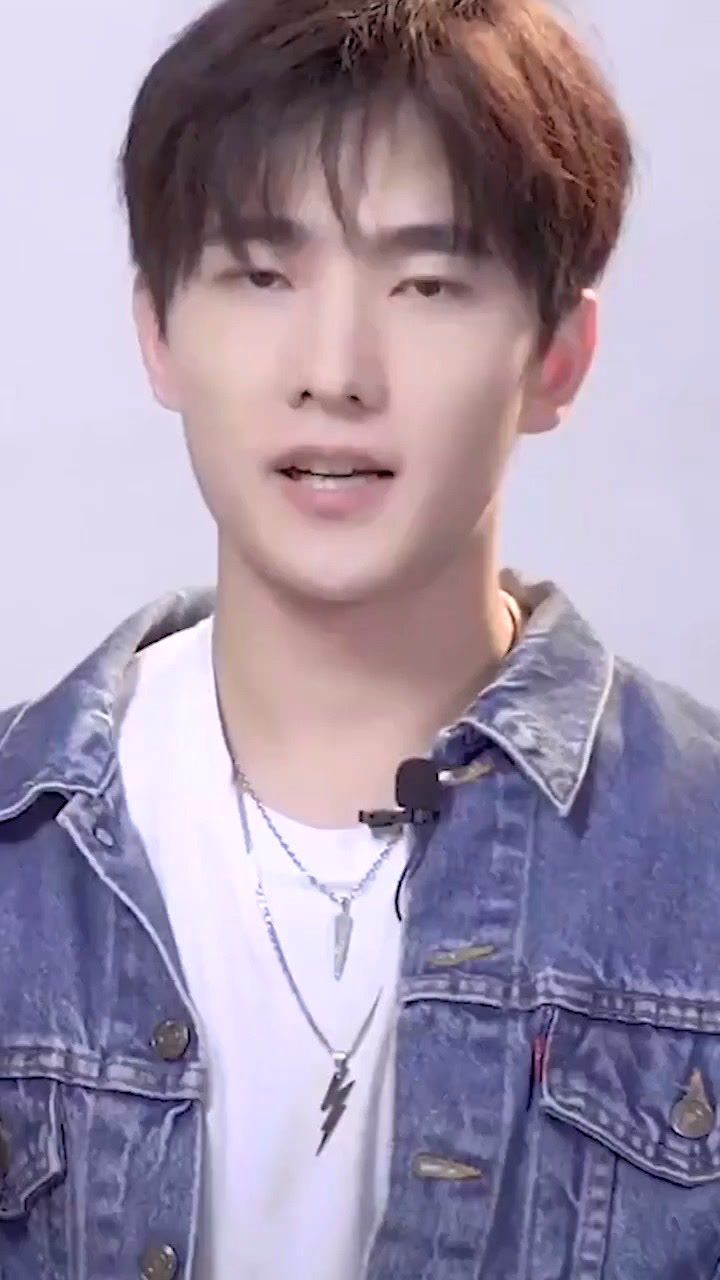 杨洋绿洲晒擦键盘照 手指出镜吸睛